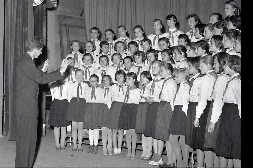 Trnava v sále KD Kovosmalt (1960). Vystúpenie žiačok III. osemročnej strednej školy z Kukučínovej ul. na Kopánke | Zdroj: FB Fotky stará Trnava