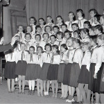 Trnava v sále KD Kovosmalt (1960). Vystúpenie žiačok III. osemročnej strednej školy z Kukučínovej ul. na Kopánke | Zdroj: FB Fotky stará Trnava