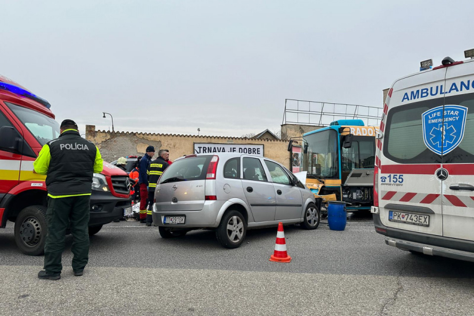 Nehoda osobného auta s autobusom | Foto: Kamila Pánisová, red.