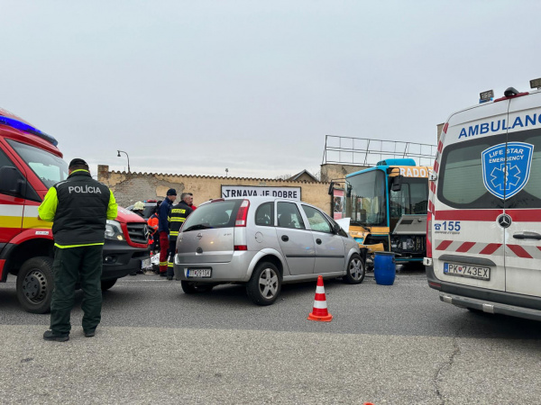 Nehoda osobného auta s autobusom | Foto: Kamila Pánisová, red.