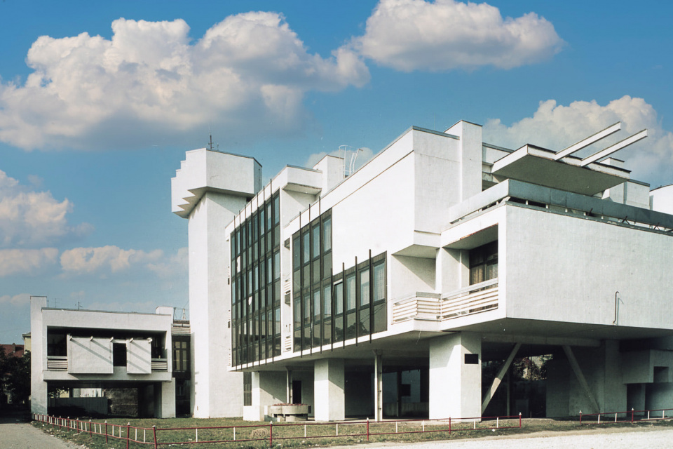 Budova Generálneho riaditeľstva Tatraskla v Trnave v roku 1985 | Zdroj:  archív fotografií a negatívov ZsM