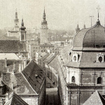 Protipohľad od baziliky na centrum a mestskú vežu. | Zdroj: Trnava, Anton Štubňa
