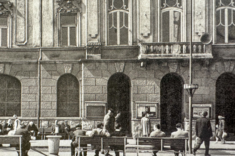 Lavičky pred budovou divadla. | Zdroj: Trnava, Anton Štubňa