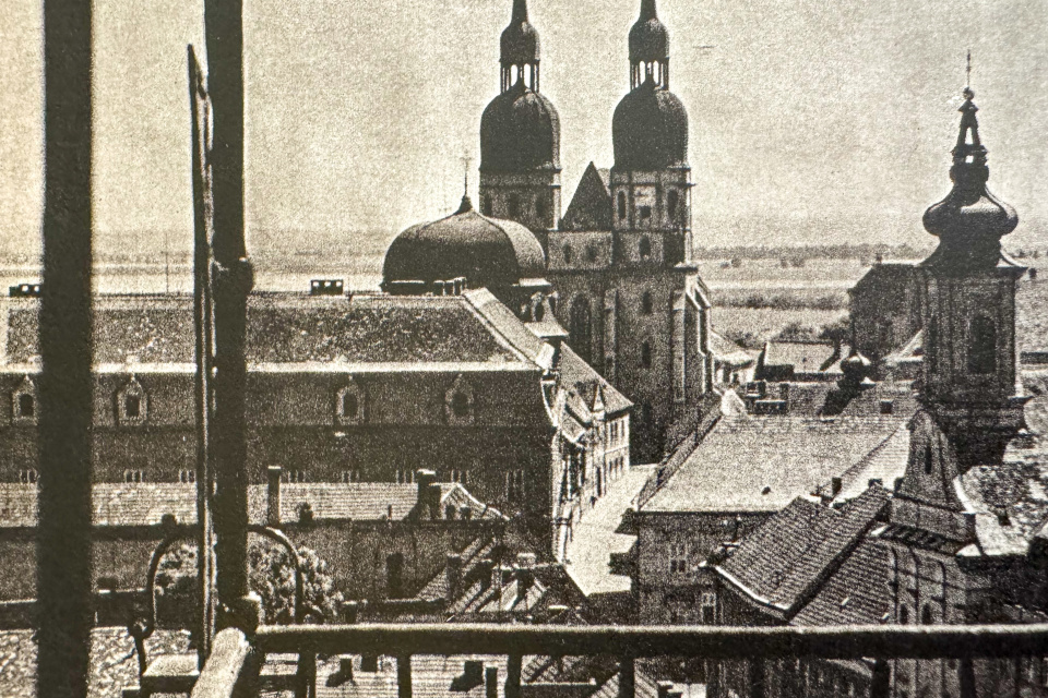 Pohľad z metskej veže na baziliku. Za ňou ešte nestálo sídlisko Družba. | Zdroj: Trnava, Anton Štubňa