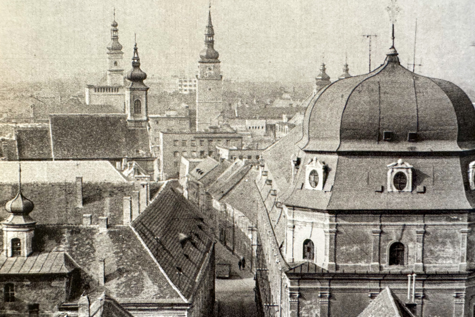 Protipohľad od baziliky na centrum a mestskú vežu. | Zdroj: Trnava, Anton Štubňa