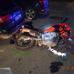 Motorka narazila aj do zaparkovaného auta | Zdroj: KRPZTT