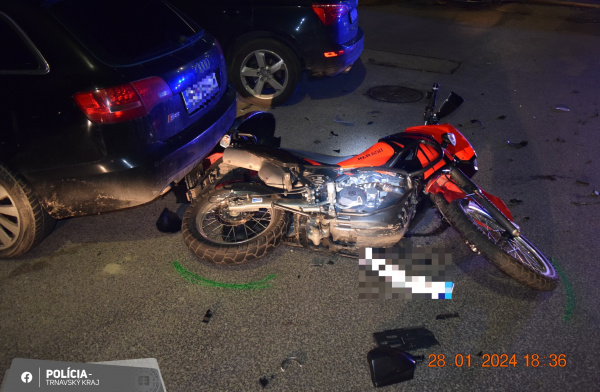 Motorka narazila aj do zaparkovaného auta | Zdroj: KRPZTT