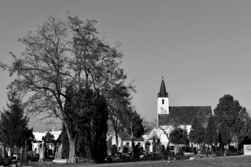 Pohľad na kostol v Hrnčiarovciach nad Parnou | Zdroj: apsida.sk