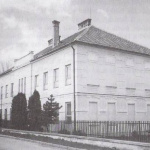 Stará budova školy, v ktorej starosta riešil problémy obyvateľov | Zdroj: ZŠ Hrnčiarovce nad Parnou
