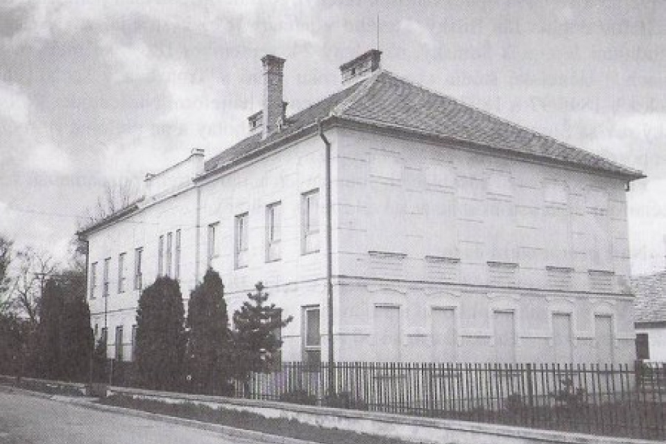 Stará budova školy, v ktorej starosta riešil problémy obyvateľov | Zdroj: ZŠ Hrnčiarovce nad Parnou