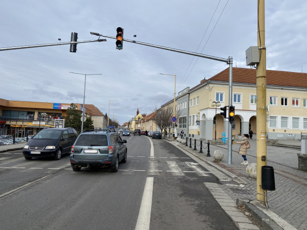 Priechod ovláda semafor | Zdroj: Mesto Holíč