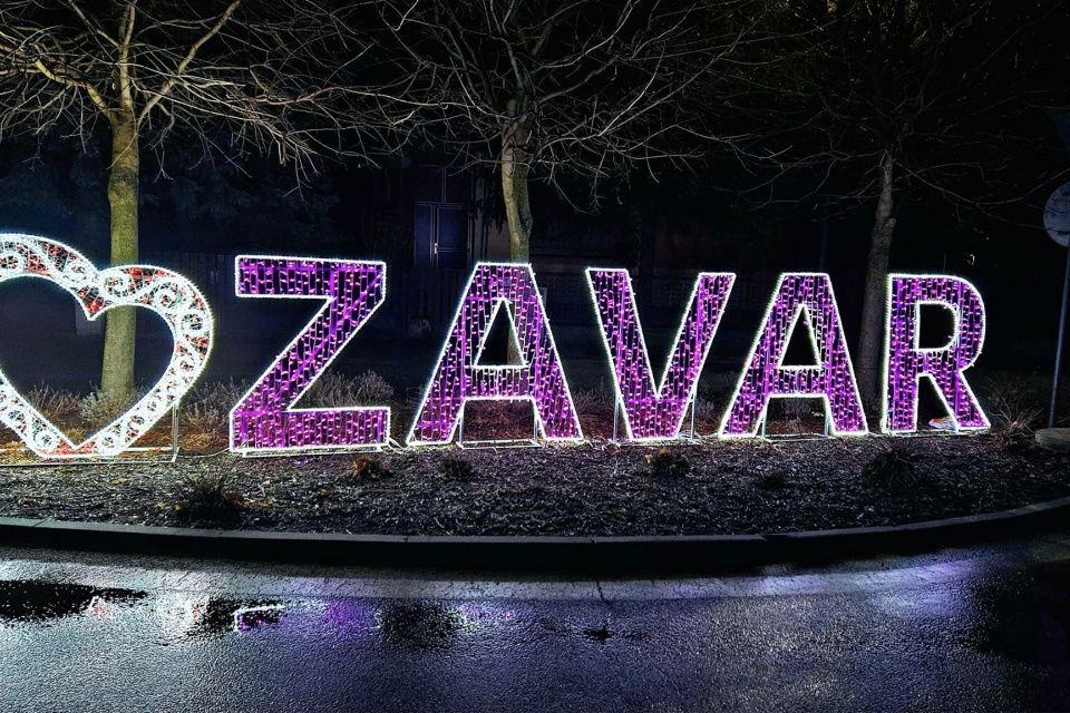 Nápis bude centrum obce zdobiť po celý rok. | Foto: Zavar, fb