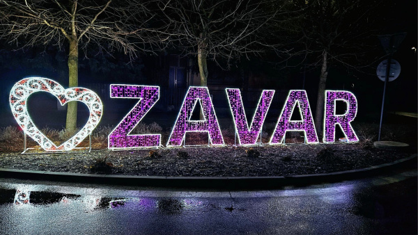 Nápis bude centrum obce zdobiť po celý rok. | Foto: Zavar, fb
