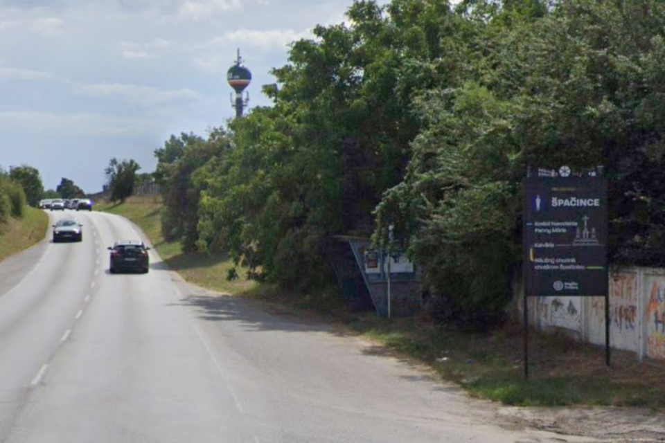 Vjazd od obce s novou tabuľou | Zdroj: reprofoto Google Street View