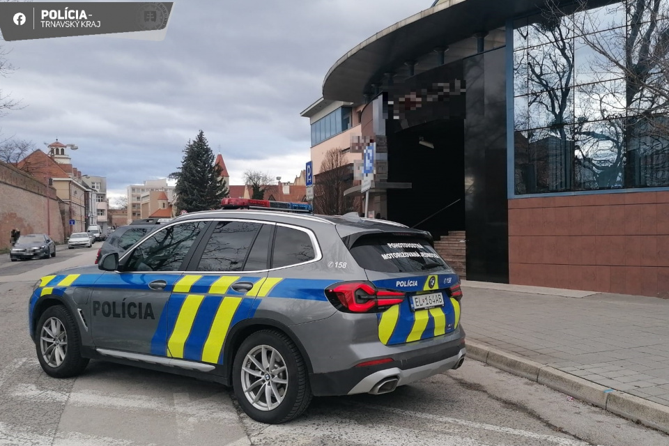 Policajti zachraňovali život | Zdroj: Polícia SR -Trnavský kraj