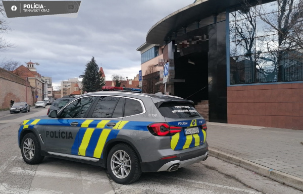Policajti zachraňovali život | Zdroj: Polícia SR -Trnavský kraj