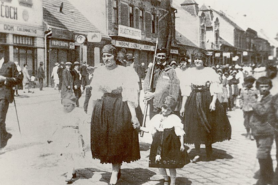 Záber z folklórneho podujatia v centre Trnavy (1938) | Zdroj ilustr. foto: Fb Fotky stará Trnava