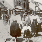 Záber z folklórneho podujatia v centre Trnavy (1938) | Zdroj ilustr. foto: Fb Fotky stará Trnava