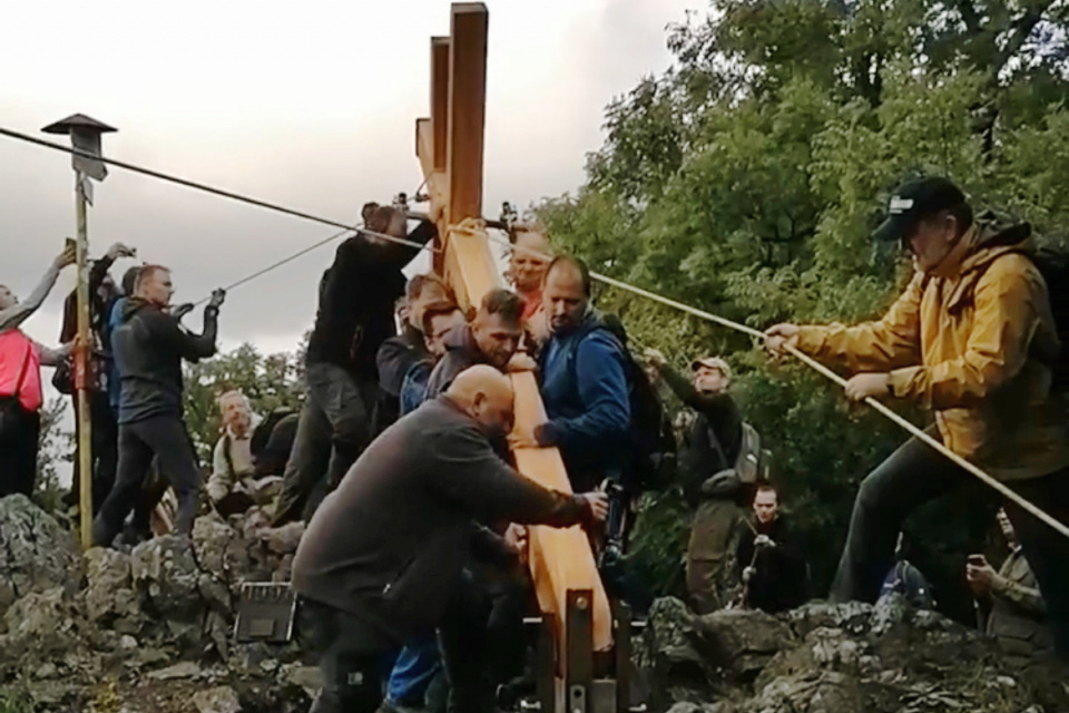 Osádzanie dvojkríža | Zdroj: OC KDH