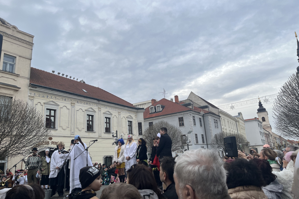 Na pochovávanie basy prišlo množstvo ľudí | Zdroj: red.