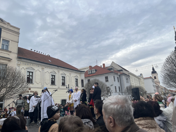 Na pochovávanie basy prišlo množstvo ľudí | Zdroj: red.