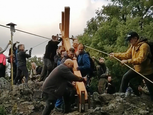 Osádzanie dvojkríža | Zdroj: OC KDH