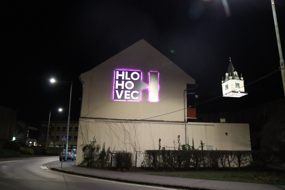 Ružové logo pripomenie lásku | Zdroj: Mesto Hlohovec