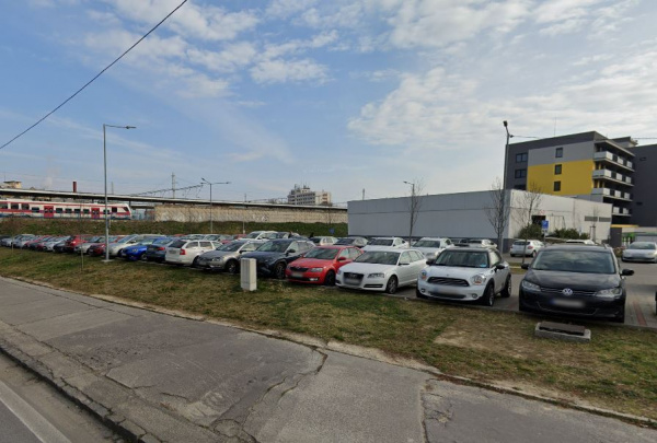 Na parkovisku by mal vyrásť parkovací dom | Zdroj: reprofoto Google Street View
