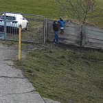 Otec s dieťaťom preliezal oplotenie | Foto: Mestské služby Mesta Trnava