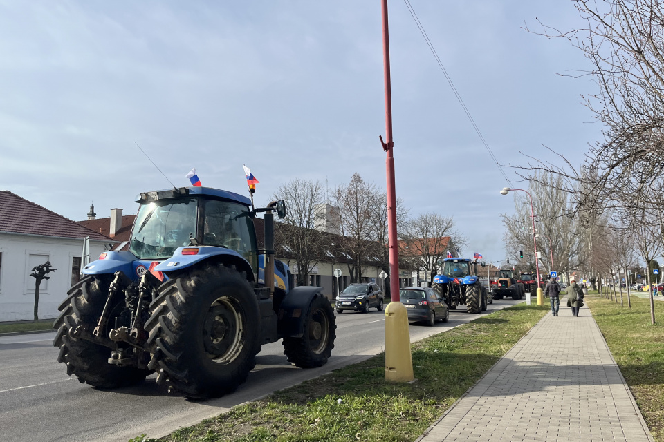 V Trnave sa začala poľnohospodárska technika presúvať po desiatej hodine | Foto: Alexandra Štofirová, red.