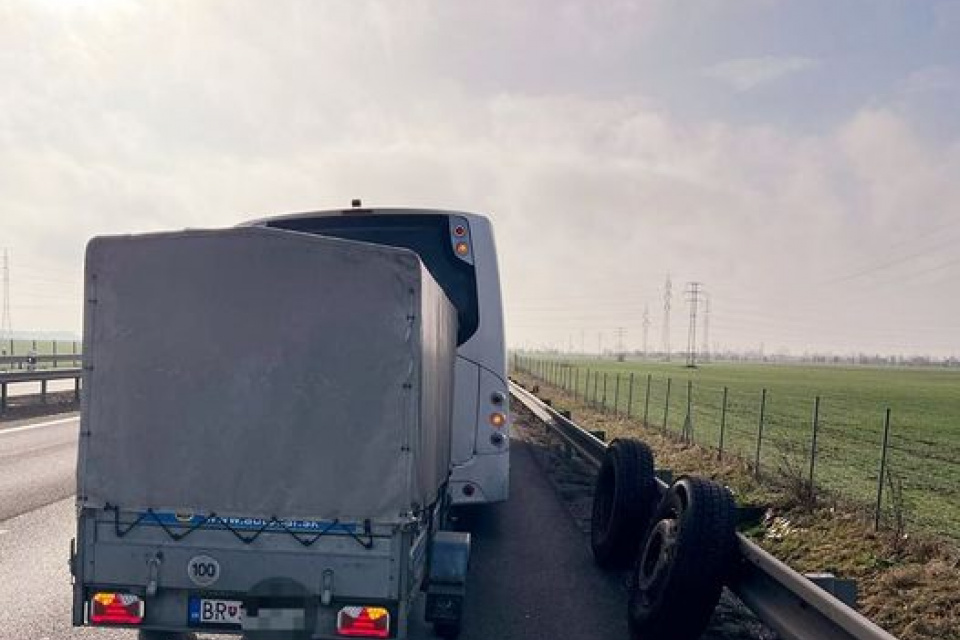 Autobus prišiel o kolesá | Zdroj: Polícia SR - Trnavský kraj