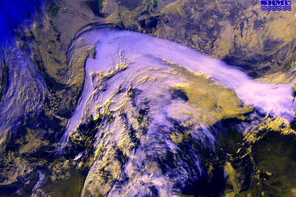 Ako spoznať saharský prach. SHMÚ to ilustroval na staršej snímke  takto : na družicovej snímke je vysoká oblačnosť neobvykle hustá s vločkovitou štruktúrou |  Zdroj: SHMÚ
