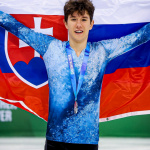 Adam Hagara s vlajkou po zisku striebra na olympiáde | Zdroj: SOŠV