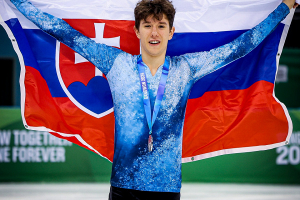 Adam Hagara s vlajkou po zisku striebra na olympiáde | Zdroj: SOŠV