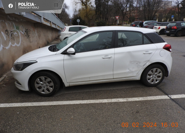 Nehoda vozidla v Trnave. | Zdroj: KR PZ TT