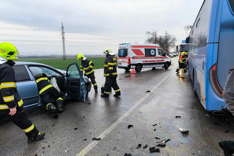 Havária pri dedine Ostrov paralyzovala premávku. | Foto: M. Brečan, DHZ Vrbové, fb