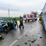 Havária pri dedine Ostrov paralyzovala premávku. | Foto: M. Brečan, DHZ Vrbové, fb