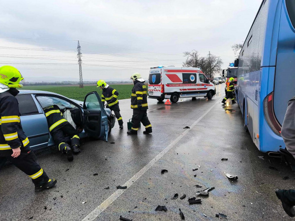 Havária pri dedine Ostrov paralyzovala premávku. | Foto: M. Brečan, DHZ Vrbové, fb