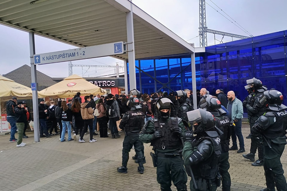 Polícia dohliada na odchod fanúšikov. | Foto: KRPZ Trnava, fb