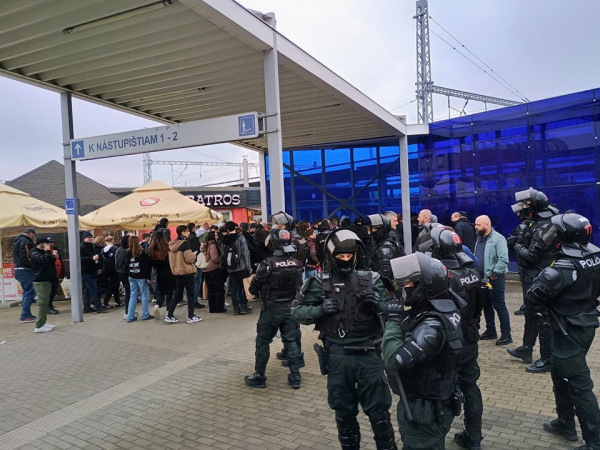 Polícia dohliada na odchod fanúšikov. | Foto: KRPZ Trnava, fb