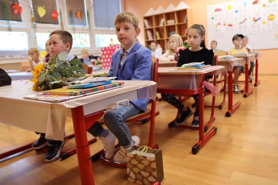 Deti v laviciach na začiatku školského roka | Zdroj: ZŠ Koperníkova Hlohovec