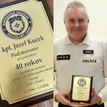 Policajný matador dostal od kolegov ďakovnú plaketu. | Foto: Polícia Trnavský kraj, fb