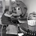Jedna z pracujúcich žien v piešťanskom Zlatokove | Zdroj: Archív Vtedy, licencia Trnavské rádio