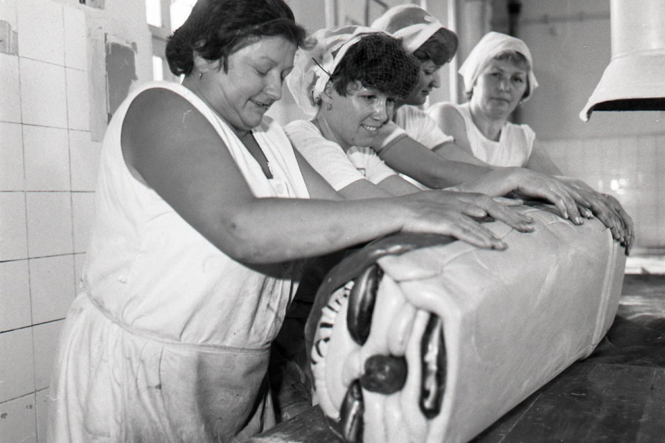Výroba roksových lízaniek na konci 80. rokov v trnavskom Figare | Foto: Vladimír Benko, TASR
