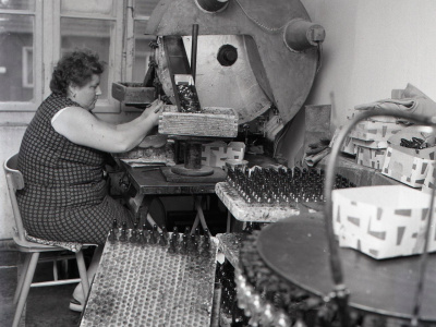 Jedna z pracujúcich žien v piešťanskom Zlatokove | Zdroj: Archív Vtedy, licencia Trnavské rádio