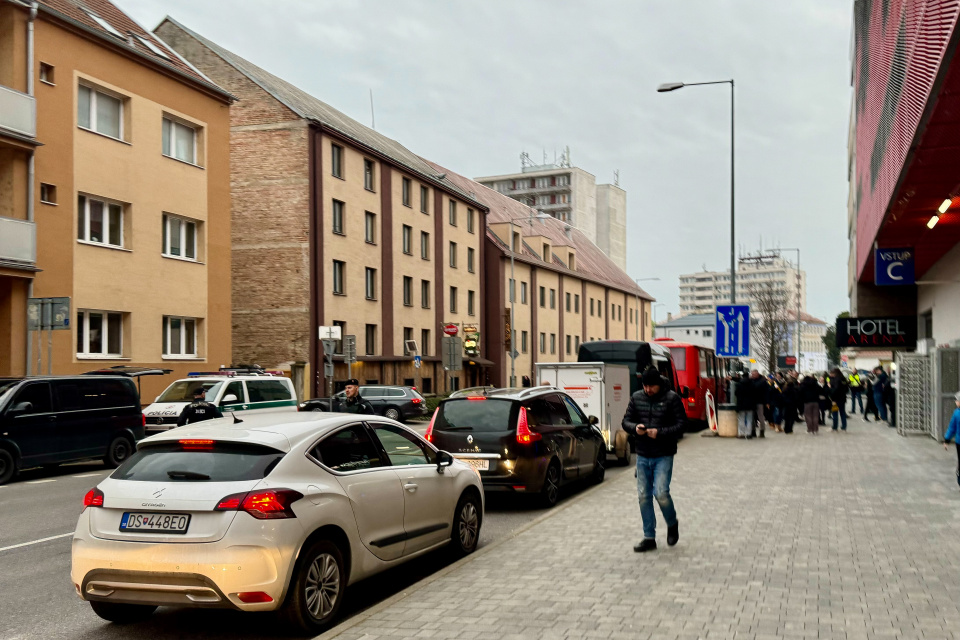 Fanúšikovia DAC Dunajská Streda prichádzajúci na Kollárovu ulicu. | Foto: Pavol Holý, Trnavské rádio