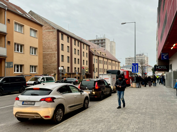 Fanúšikovia DAC Dunajská Streda prichádzajúci na Kollárovu ulicu. | Foto: Pavol Holý, Trnavské rádio