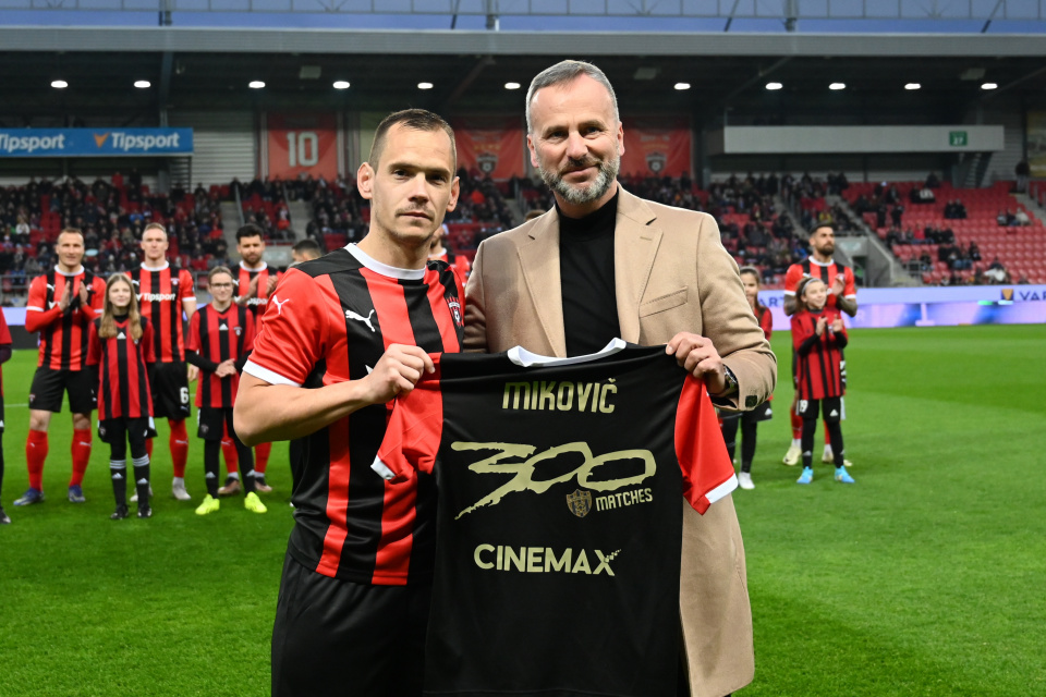 Mikovič dostal dres za odohraných 300 zápasov za Spartak | Zdroj: TASR