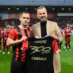 Mikovič dostal dres za odohraných 300 zápasov za Spartak | Zdroj: TASR