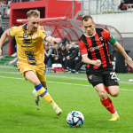 Kapitán Spartaka Martin Mikovič a hráč DAC-u Matej Trusa bojujú o loptu | Zdroj: TASR
